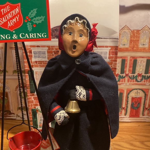 Byers’ Choice Ltd. Woman Bell Ringer With Kettle. - Picture 4 of 17